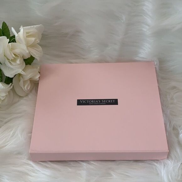 Victoria's SECRET Satin Pillowcase & Eye Mask Set - Picture 3 of 10